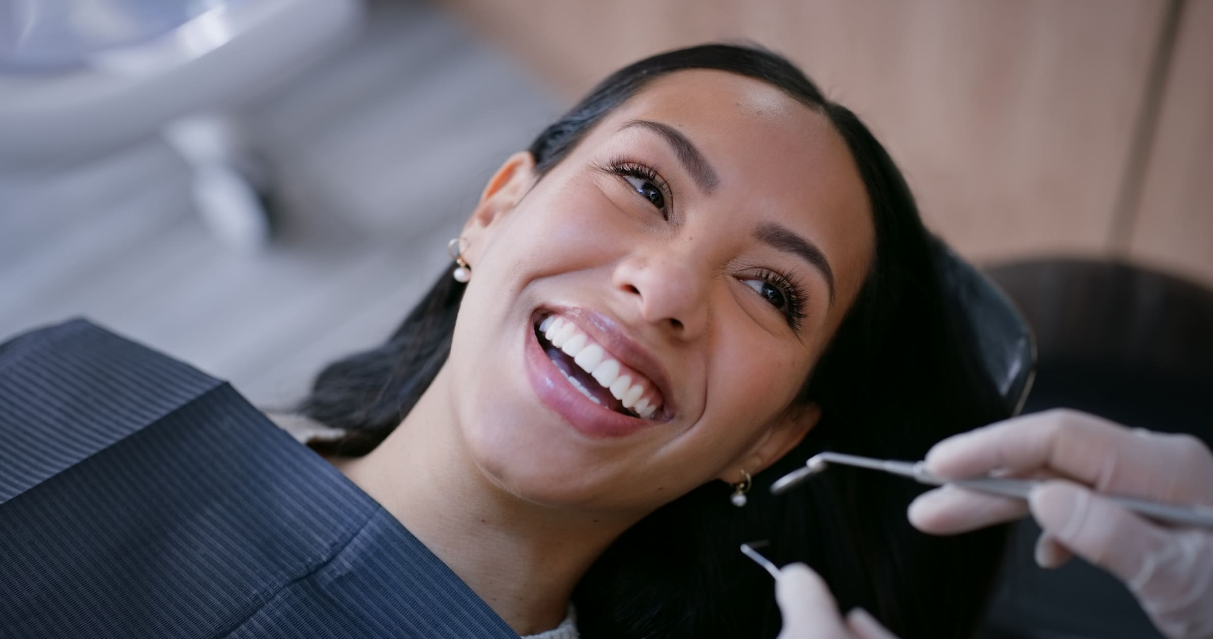 This article aims to help you make an informed decision by comprehensively comparing dental bonding and porcelain veneers.  